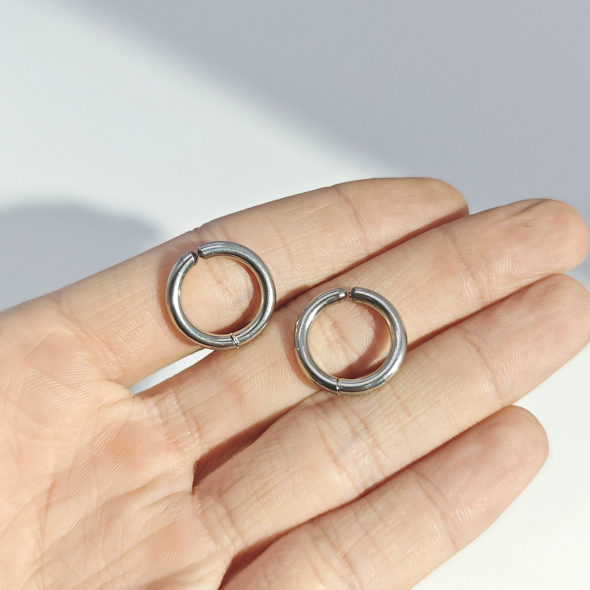 Простой нейтральный мужской ухо из нержавеющей стали