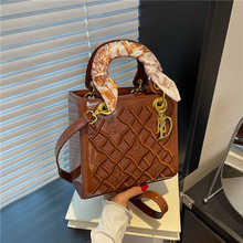 重工刺绣女包包handbags2025新款漆皮亮面女士单肩斜跨手提戴妃包