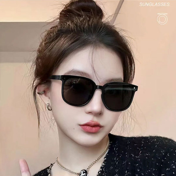 Fashionable foldable sunglasses
