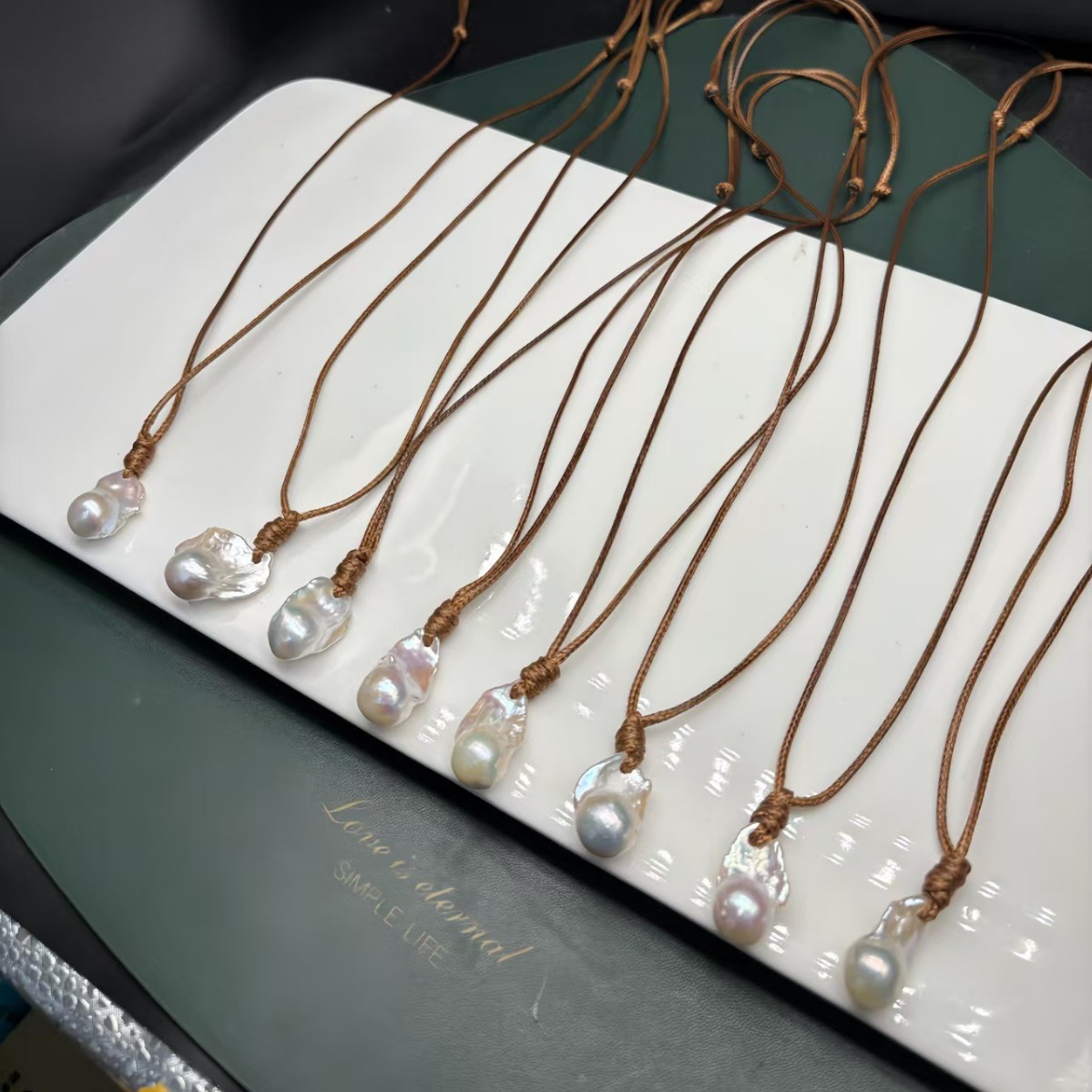 Simple Leather Cord Irregular Adjustable Necklace, Fashionable and Versatile Freshwater Pearl Fishtail Lock Pendant Sweater Chain