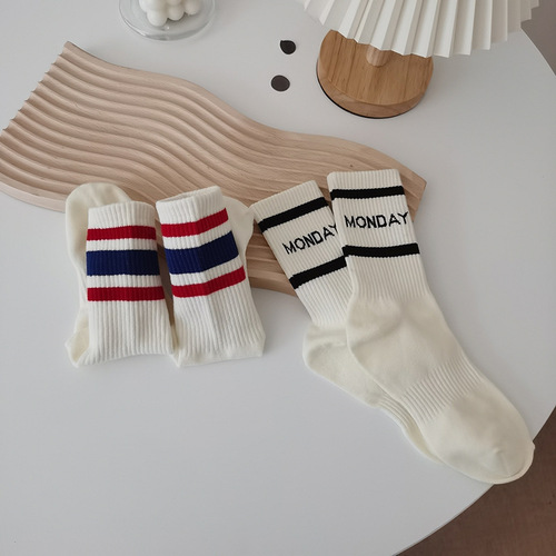 Monday, I want to hold your hand and go for a walk. Socks for autumn and winter, sports style long socks.