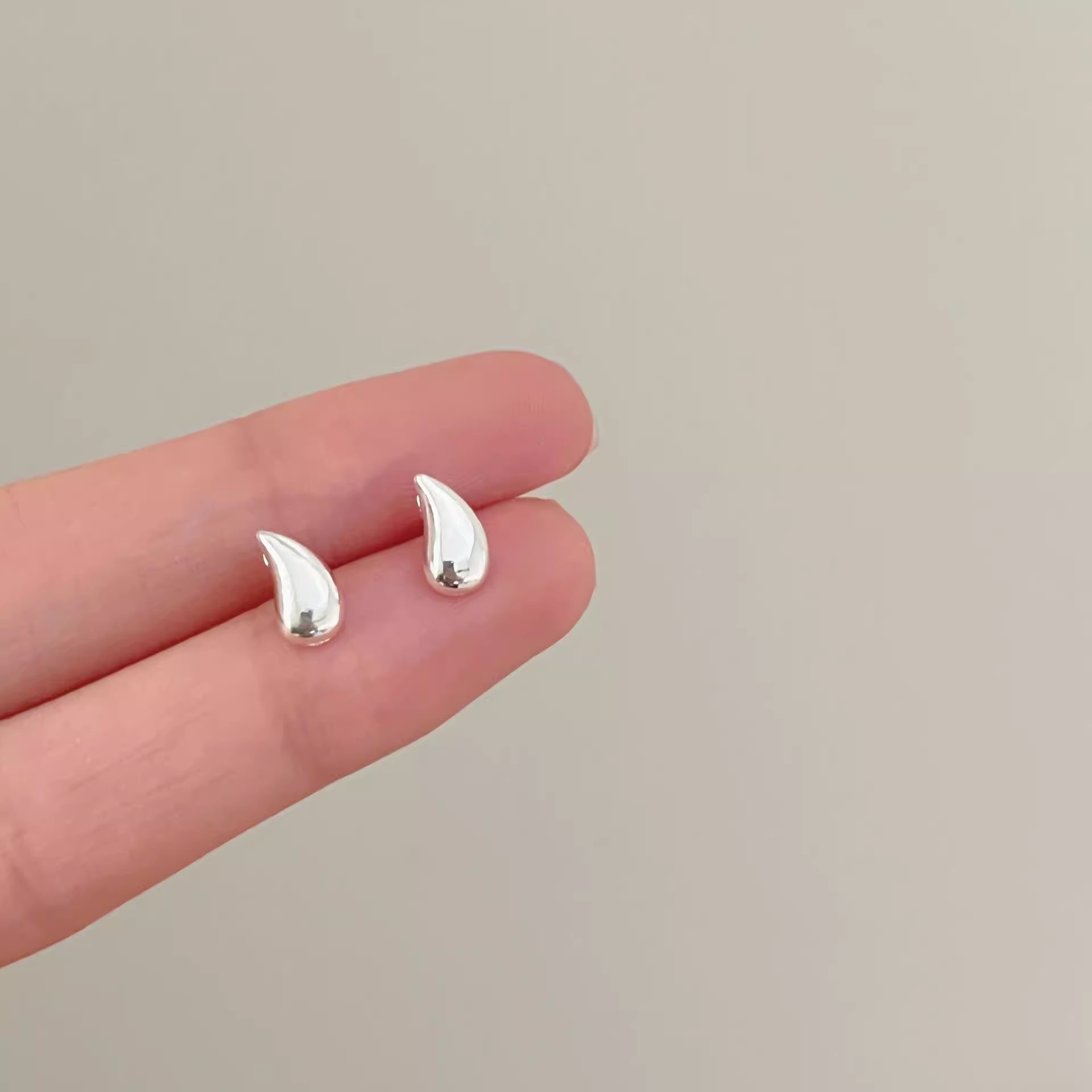 Pendientes de aro lisos para mujer, lujo ligero, pendientes de alta gama, pendientes populares, aretes de diseño exclusivo, aretes de otoño e invierno al por mayor