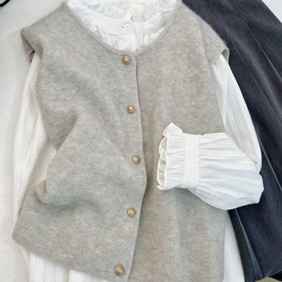 シンプルで怠惰な風の小金はカーディガンのセーターを編んでいます。