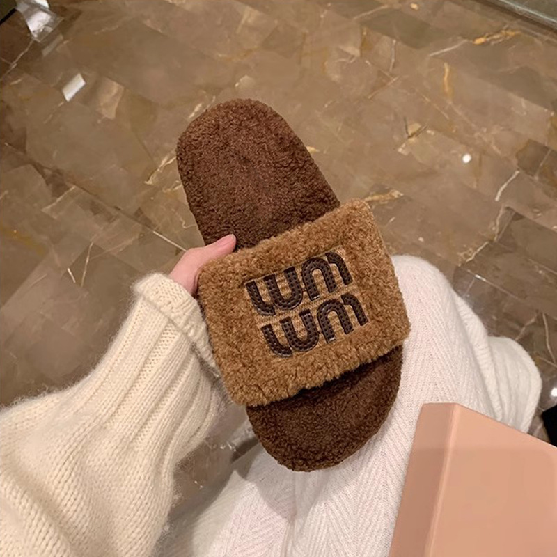 Nuevo estilo de moda de otoño y invierno de la uva de la madre Miu viento plano con un cinturón y zapatillas de pelusa para mujeres con ropa exterior