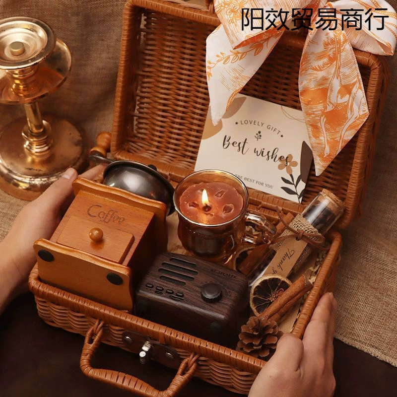 Девушка на день рождения дарит своей лучшей подруге нишевую роскошную кофемашину, подарочную коробку для ароматерапии, креативный высококачественный сувенир