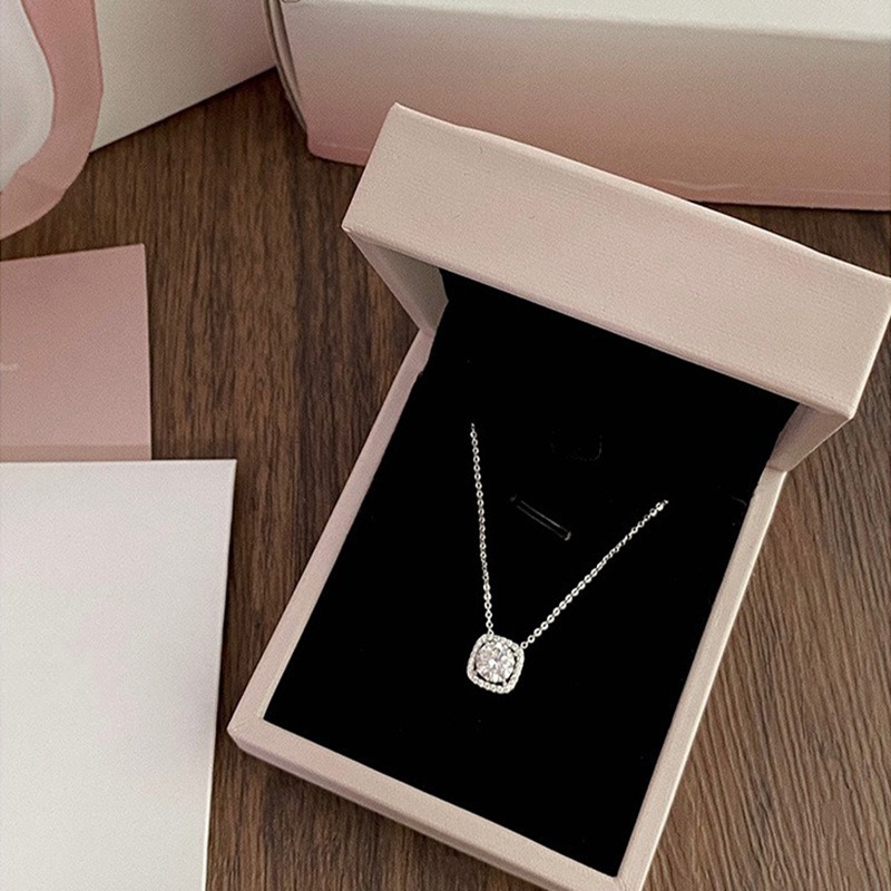 Super Flash square sugar diamond necklace Women's Light luxury small square diamond clavicle chain pendant girlfriends Valentine's Day gift does not fade