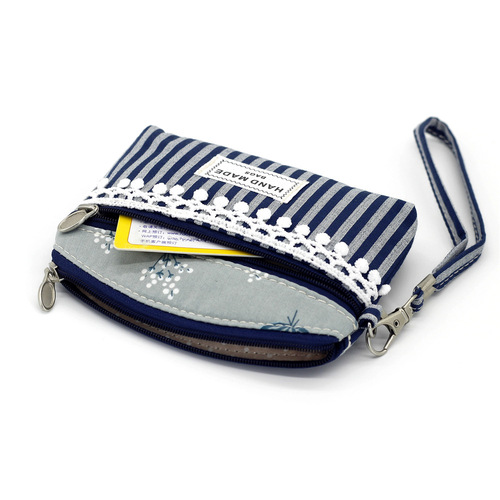 The shop assistant recommends the new dandelion double handle fabric coin purse, a fashionable women's handbag, and a mini coin pouch for delivery.