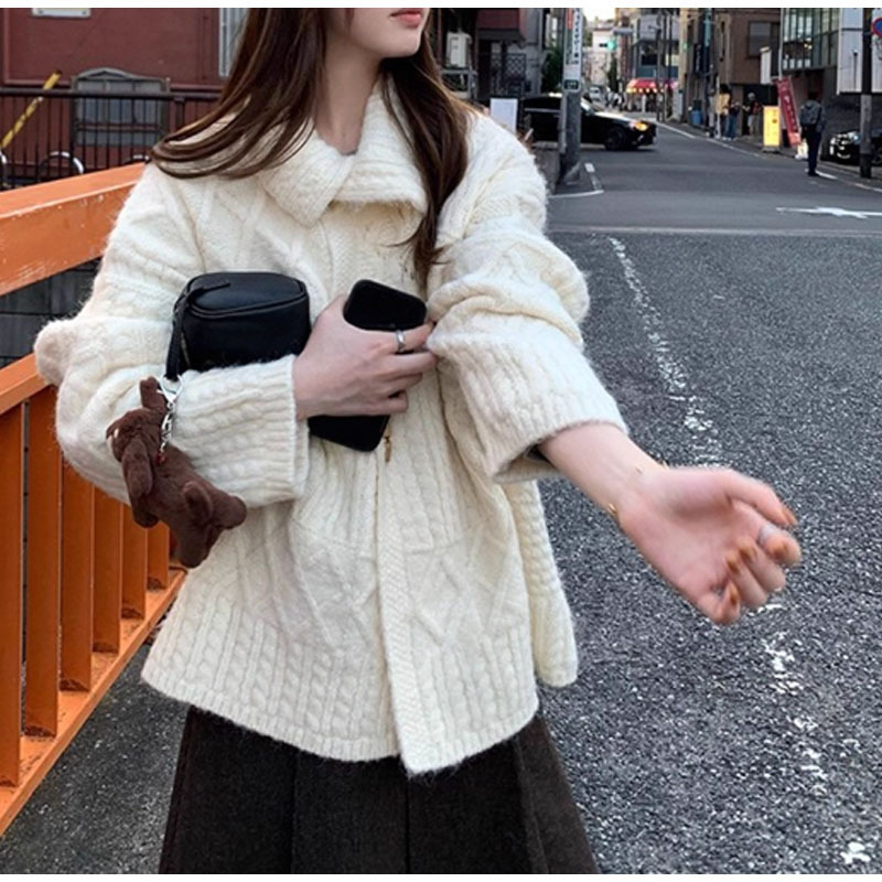 重工绞花牛角扣翻领慵懒麻花毛线衣女秋冬外搭羊毛毛衣外套2025秋