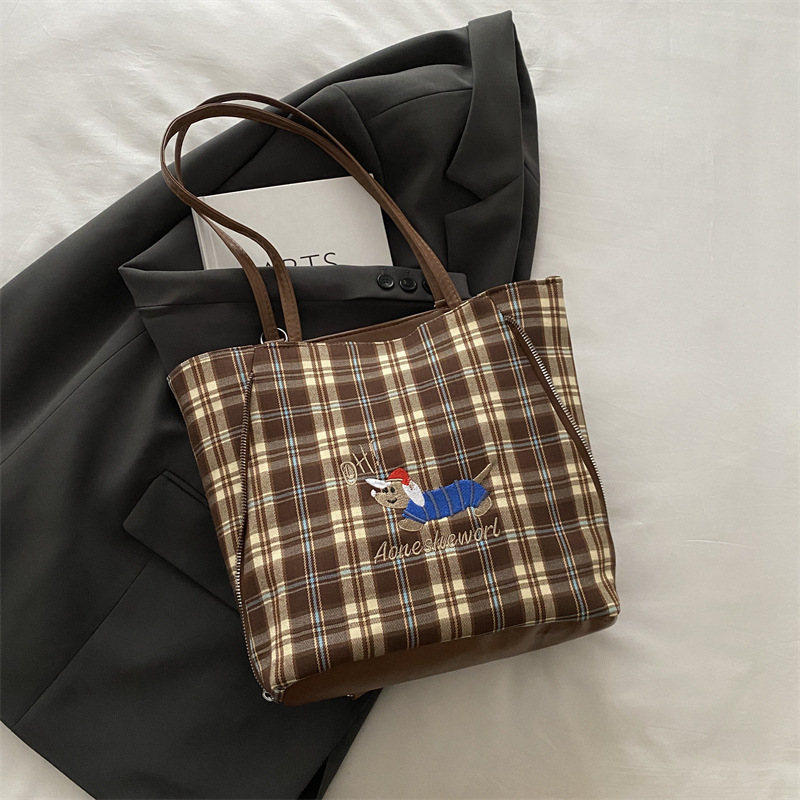 Perro salchicha marrón y azul