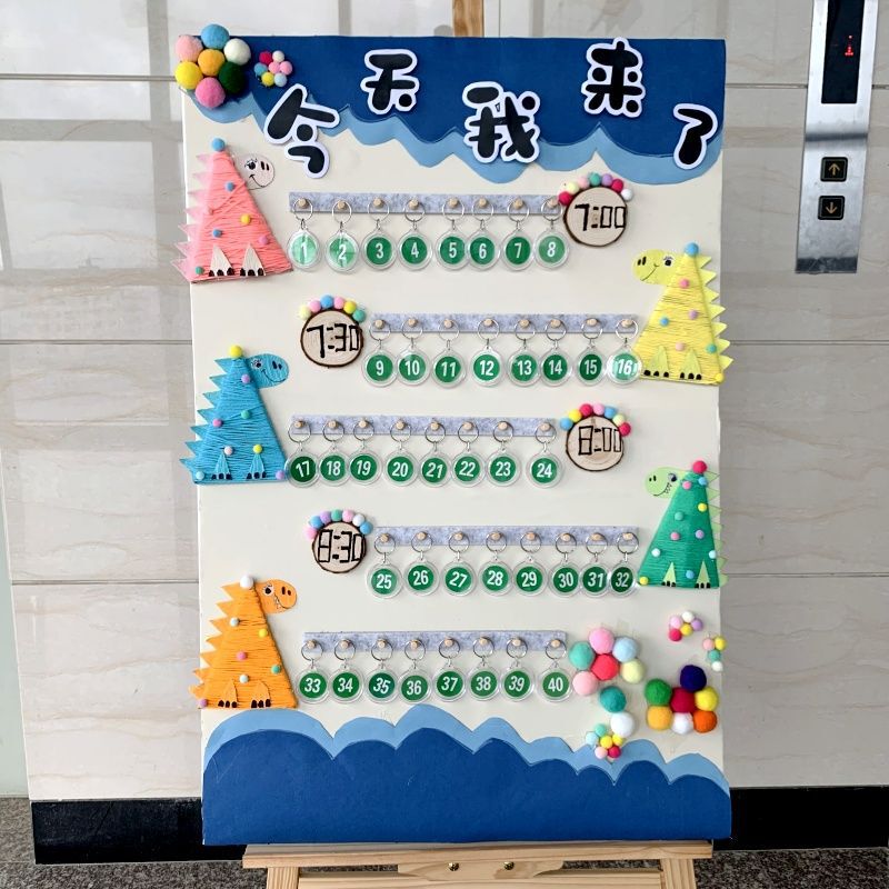 幼稚園の朝の間に壁にサインして材料を作ります。|undefined