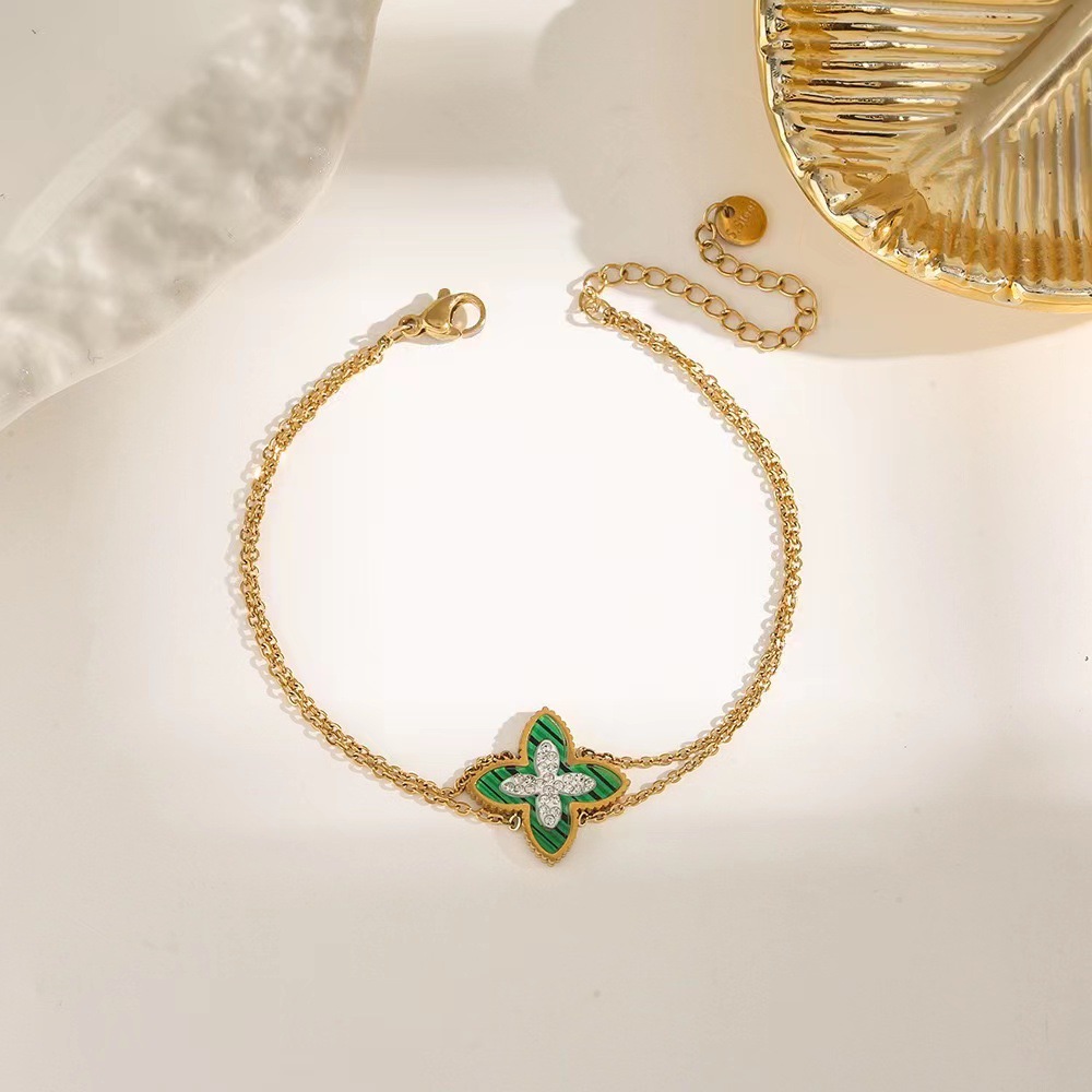 Pulsera de trébol de acero titanium vendedora caliente transfronteriza europea y americana con incrustaciones de concha pulsera colgante pulsera de diseño avanzado sin desvanecimiento al por mayor