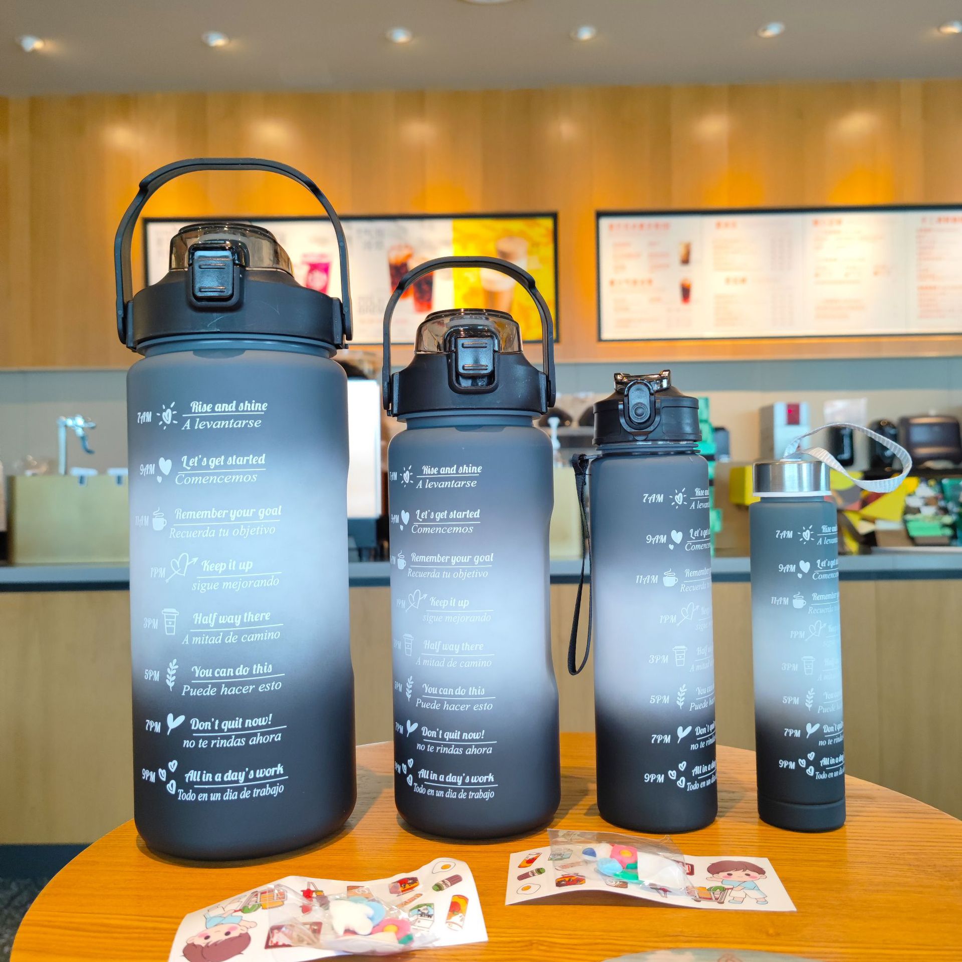 Cuatro piezas de verano nuevo al aire libre de gran capacidad deportes taza de agua hombres y mujeres de fitness botella de agua paja mango portátil botella de agua