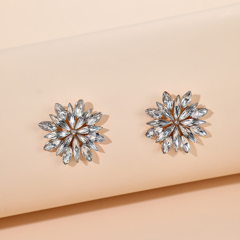 romantische Diamantohrringe mit eingelegten Diamanten mit geometrischer Blumepicture3