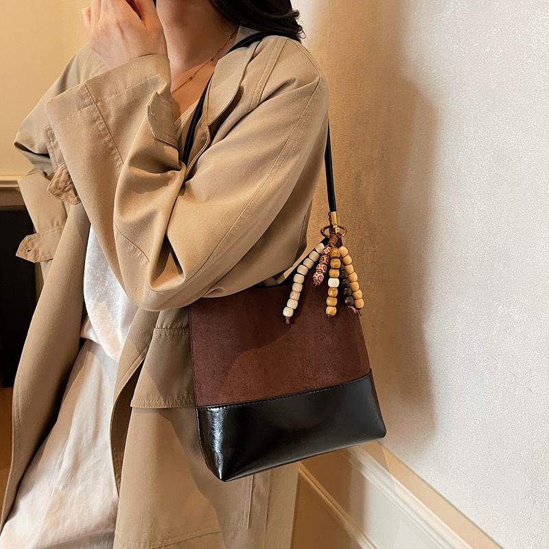 Bolsa de cubo de lujo ligera transfronteriza de gran capacidad para mujeres 2025, otoño y invierno, nueva bolsa de brazo universal, nicho, bolso de hombro de empalme