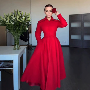�羳�W���¿�Ů�b��ɫ�L����I�����@��ë�ش��´�ȹ�[���|����