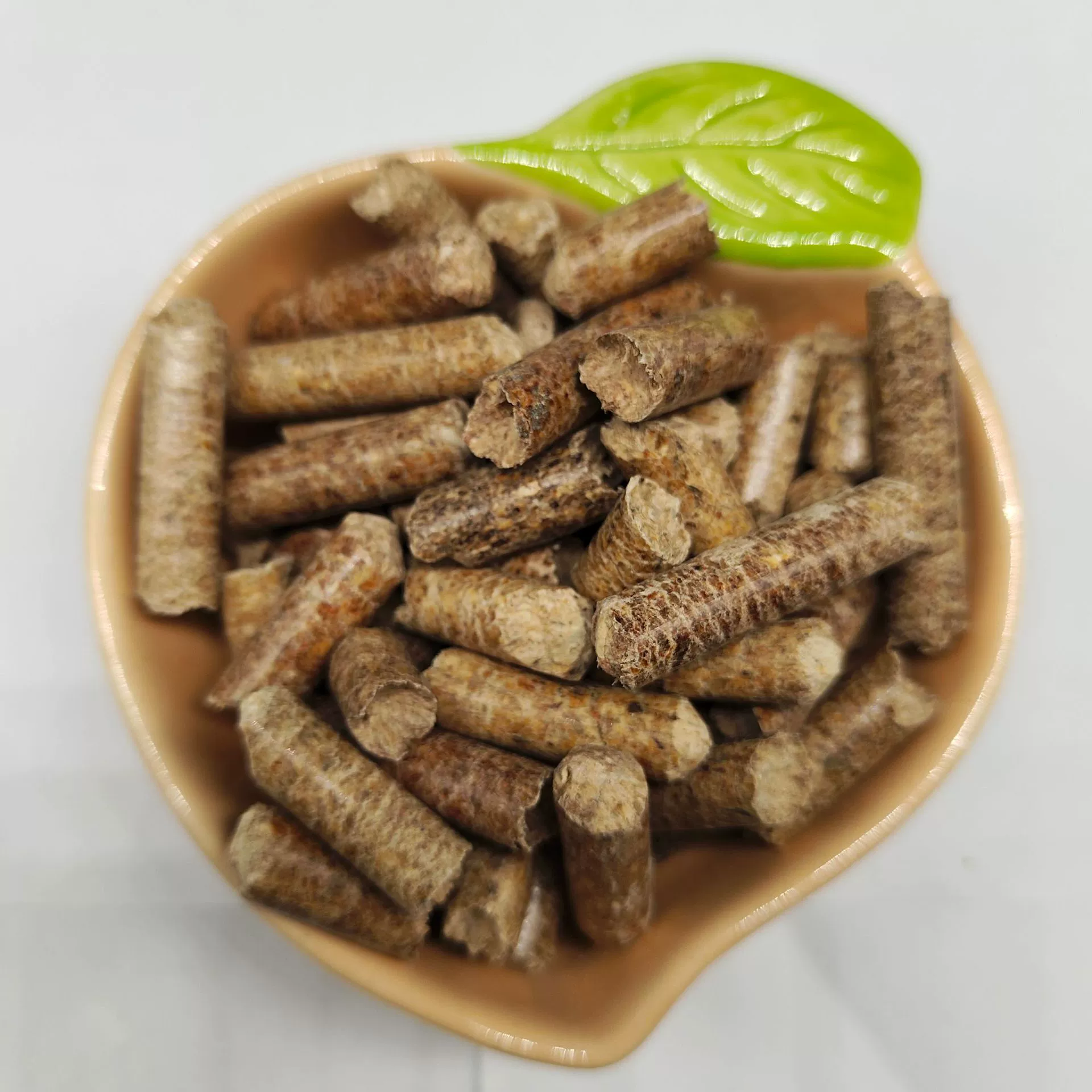 Древесные пеллеты, биомасса из древесной щепы, низкое содержание золы, низкое содержание биоотходов, высокая теплоотдача, не образуют кокса, пеллеты для бытового отопления