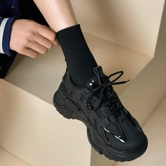 足の小さい爆発のお父さんの靴の女性の2025春の新型の百合の通気のネットの厚い底の運動の黒色の靴の女性