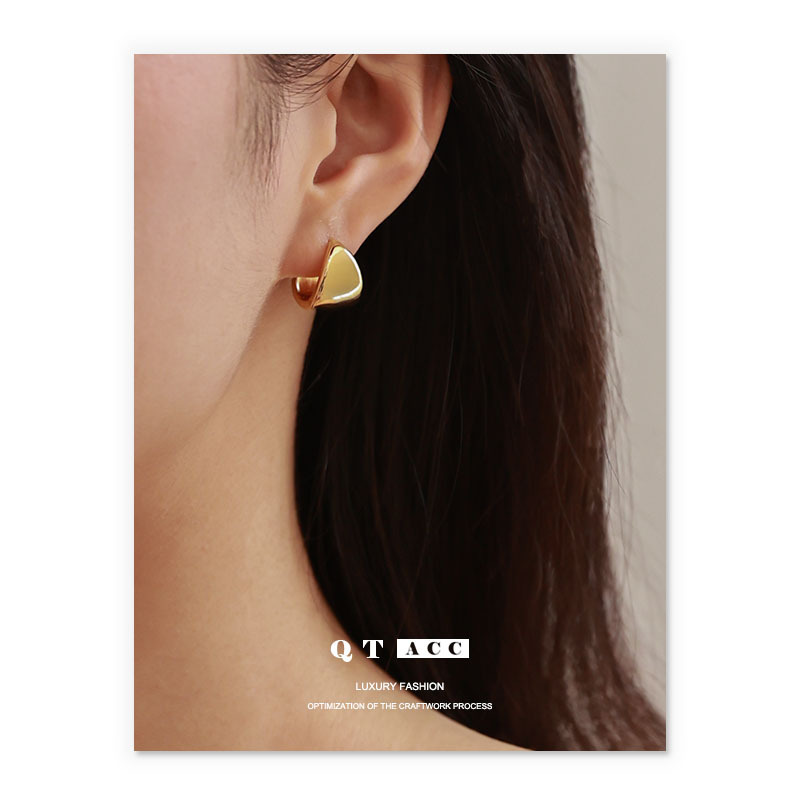 Latón chapado en oro real de 18K japonés y coreano retro moda pequeño exquisito nuevo lujo elegante brillante oído hebilla pendientes para las mujeres