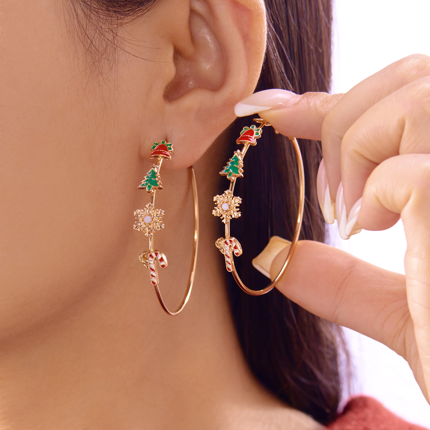 Ventas transfronterizas de nieve roja y verde de Navidad pendientes de muñeco de nieve creativos para mujeres campanas de color minimalistas pernos al por mayor
