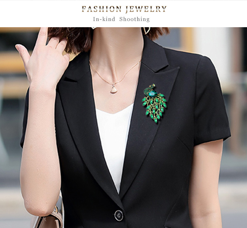 European And American Retro Green Peacock Corsage Alloy Diamond-embedded Animal Pin Danrun New Arrival Brooch In Stock Wholesale display picture 2