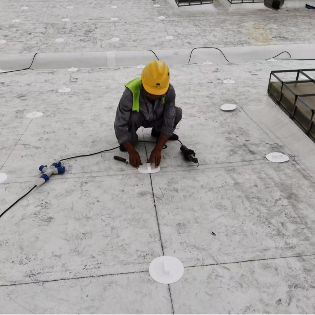 钢结构柔性屋面光伏支架 TPO/PVC柔性屋面光伏系统避雷支架焊枪