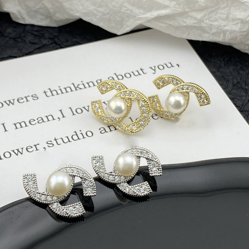 Качественные серьги с буквами, в стиле Chanel, лёгкая роскошь, высококлассный стиль, яркий заметный образ, французский стиль