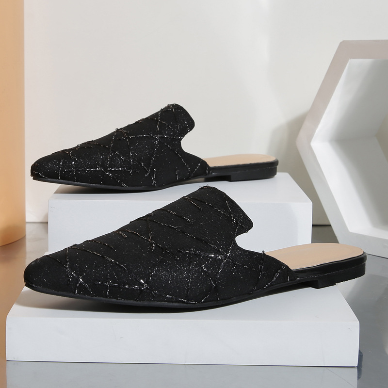 Damsandaler med bullhuvud och halvklackar bär en platt mullersko_voghion.com