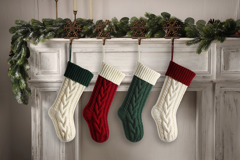 Gestrickte dekorative Weihnachtsstrümpfe Hängestück Farblich passende vergrößerte Staffelung Fried Dough Twists 46 groß_voghion.com