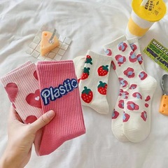 秋冬の新型insのファッションは中筒の靴下の子供の外でバラのピンクのスポーツの靴下を着てサメのズボンの山の靴下を配合します。
