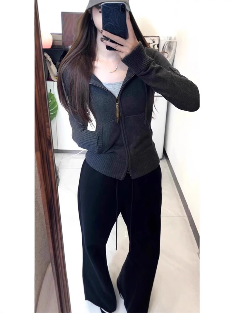 アメリカのギャルのセクシーなレトロな格子のファスナーは帽子をつないで身を修めてやせている長袖のtシャツの韓系のメリヤスのカーディガンの上着を見せます。