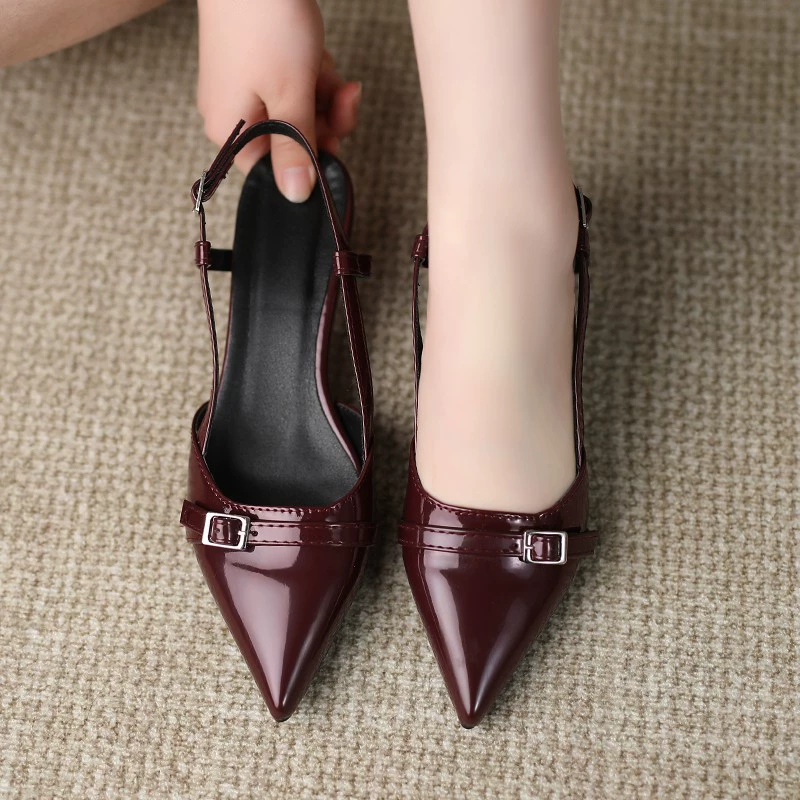 Женские туфли на высоком каблуке с острым носком в европейском и американском стиле во французском стиле, новые летние элегантные босоножки с закрытым носком и открытой спиной 2025 года, маленькие кожаные туфли из лакированной кожи.