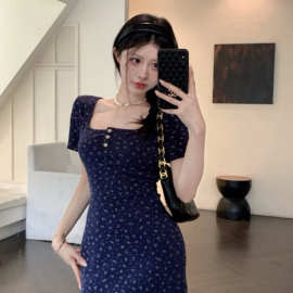 辣妹性感碎花裙夏季女装方领后背镂空设计感短款连衣裙洋气包臀裙
