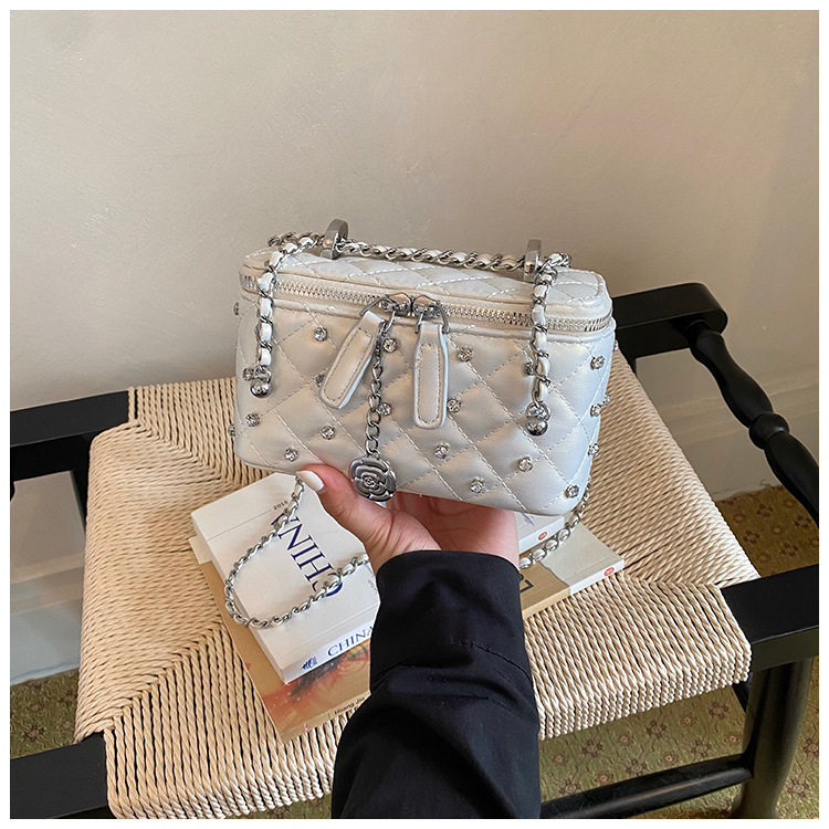 Bolso de moda con diamantes para mujeres 2026 nuevo bolso de cadena de diamantes de estilo extranjero, bolso de lujo ligero de alto nivel de hombro.