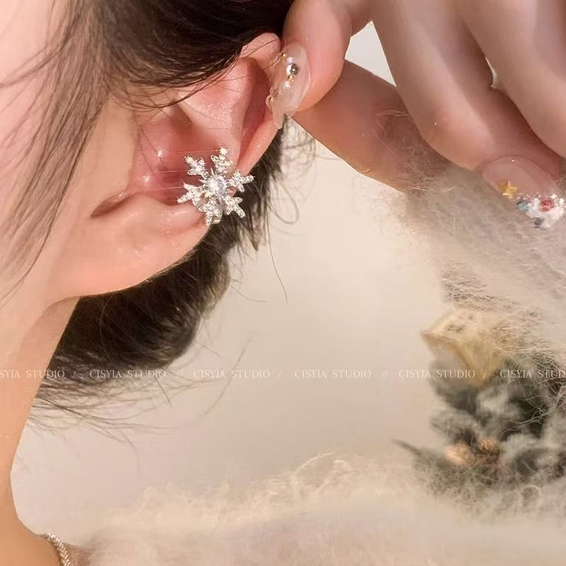 Nuevo copo de nieve sin zircon sin agujeros de orejas para mujeres otoño y invierno nuevo exquisito lujo ligero de alto nivel nicho estilo auriculares
