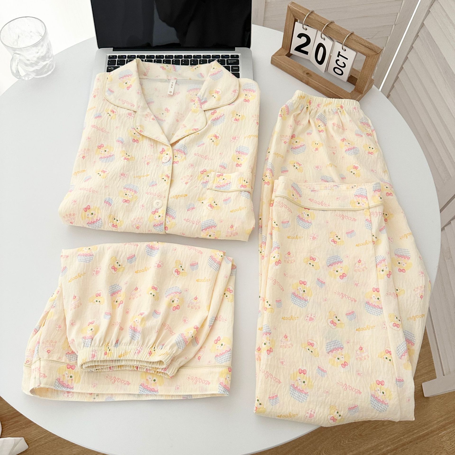 Pequeño libro rojo recomienda rayas de color pequeñas pijamas blancas de verano en línea pantalones de manga corta de tres piezas nubes de algodón cubierta de ropa doméstica