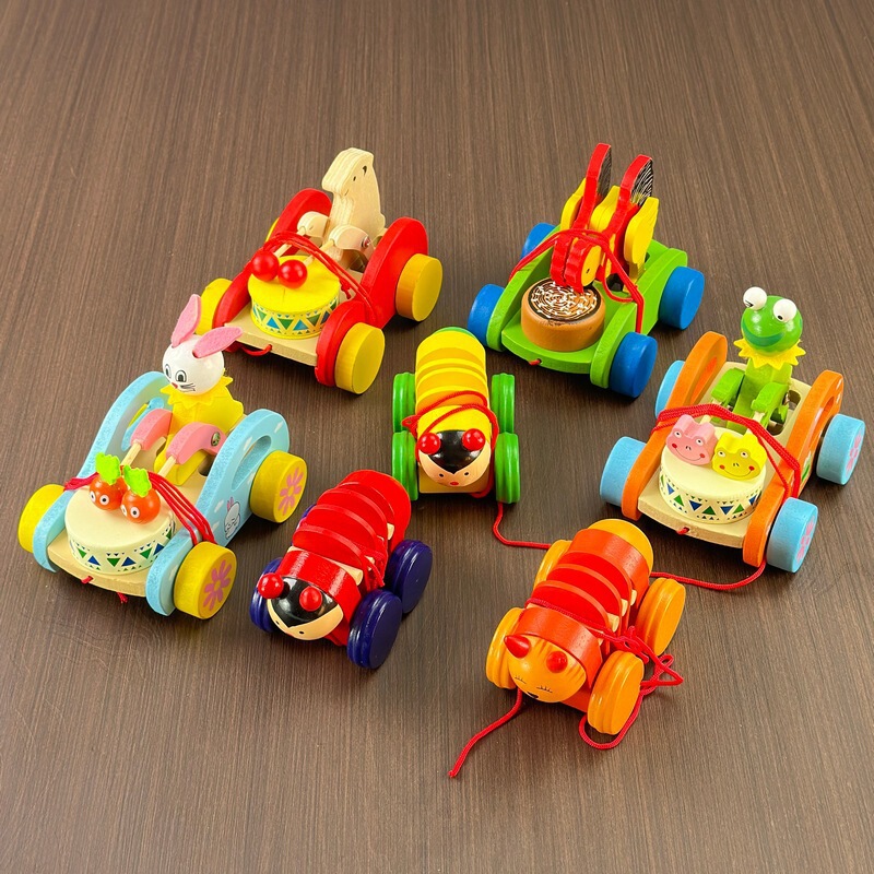 木のカエルのウサギは車を引っ張ります。子供は早く木の動物の創意を教えます。|undefined
