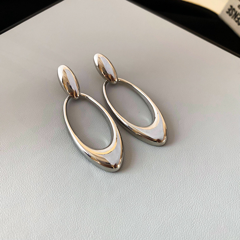 Pendientes colgantes huecos ovalados de viento de metal con aguja de plata Pendientes de moda de lujo ligero para mujer Pendientes de diseño exagerado europeo y americano para mujer