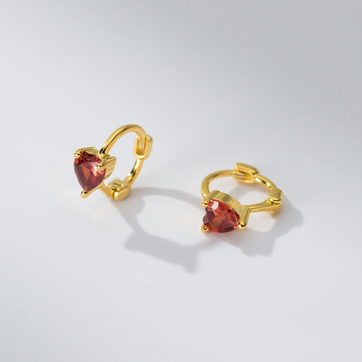 Eloch S925 plata francesa amor de diamante rojo bucles de orejas de diseño de moda exquisitos joyas de orejas para mujeres M04994