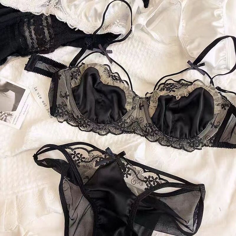 The cold white and rich beauty pickled into the bones! French sexy small chest light lace underwear pure desire bra suit