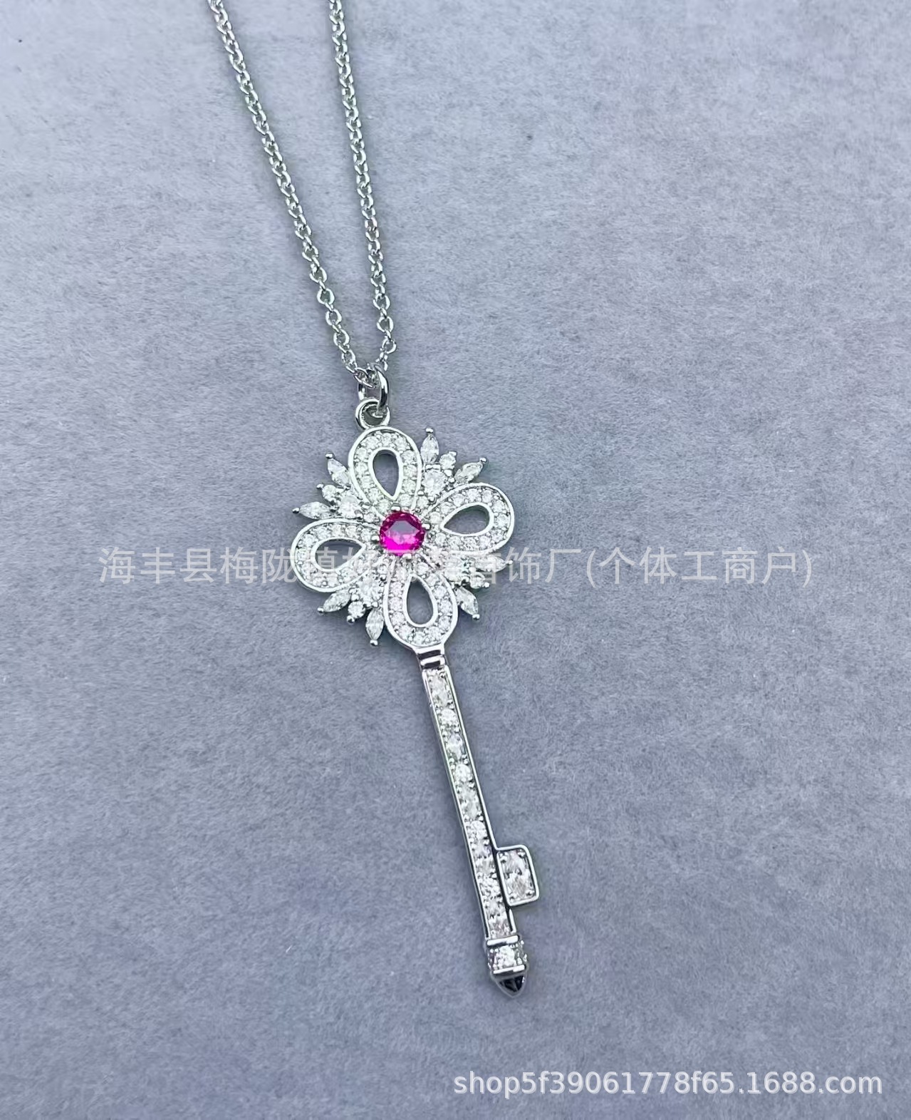 ホワイトゴールド レッド ダイヤモンド スノーフレーク キー ネックレス