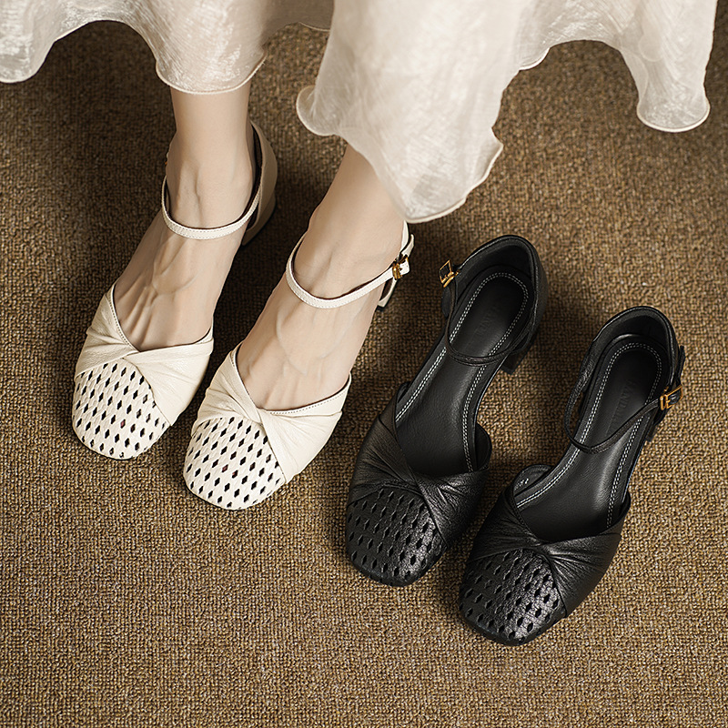 Sandal nữ da cừu mũi nhọn quai khóa một đường gót dày 5 cm — đen