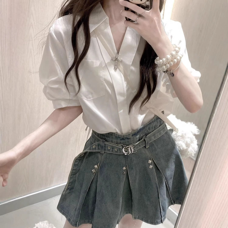 Fashionable Summer Outfit for Women: French-Style White V-Neck Shirt Paired with a Denim Pleated Skirt, Age-Reducing and Suitable for Petite Sizes Fashionable Summer Outfit for Women: French-Style White V-Neck Shirt Paired with a Denim Pleated Skirt, Age-Reducing and Suitable for Petite Sizes