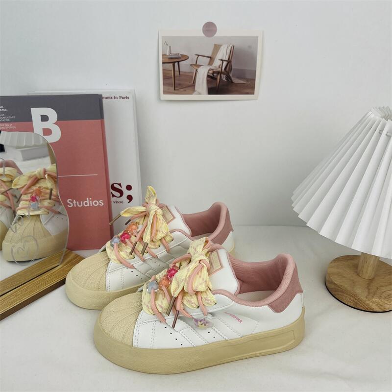 2024 primavera estudiantes zapatos de lona casuales bajos mujeres estilo coreano deportes ocio todo fósforo zapatos blancos estilo Hong Kong color caramelo image 4