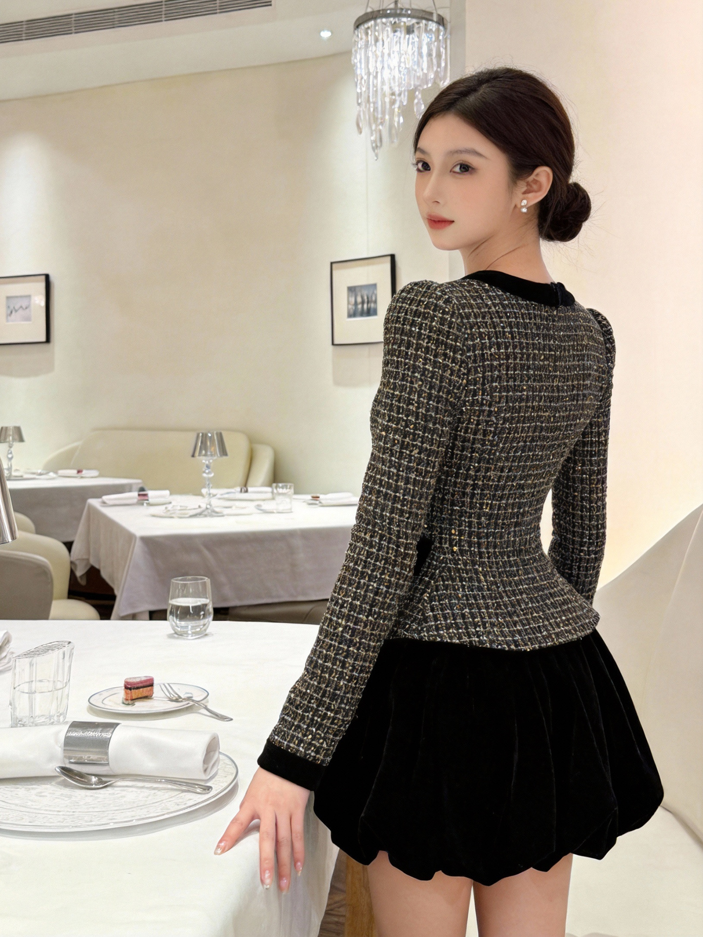 Váy liền dáng suông midi tiểu hương, thắt lưng eo, họa tiết kẻ caro cổ điển — đen