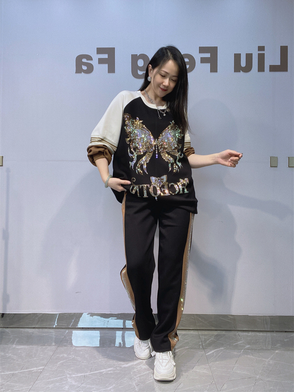 Otoño y invierno nuevo estilo americano de estilo callejero juego de colores de estilo de mujer de tamaño grande cuello redondo pantalones de manga larga dos piezas para mujeres