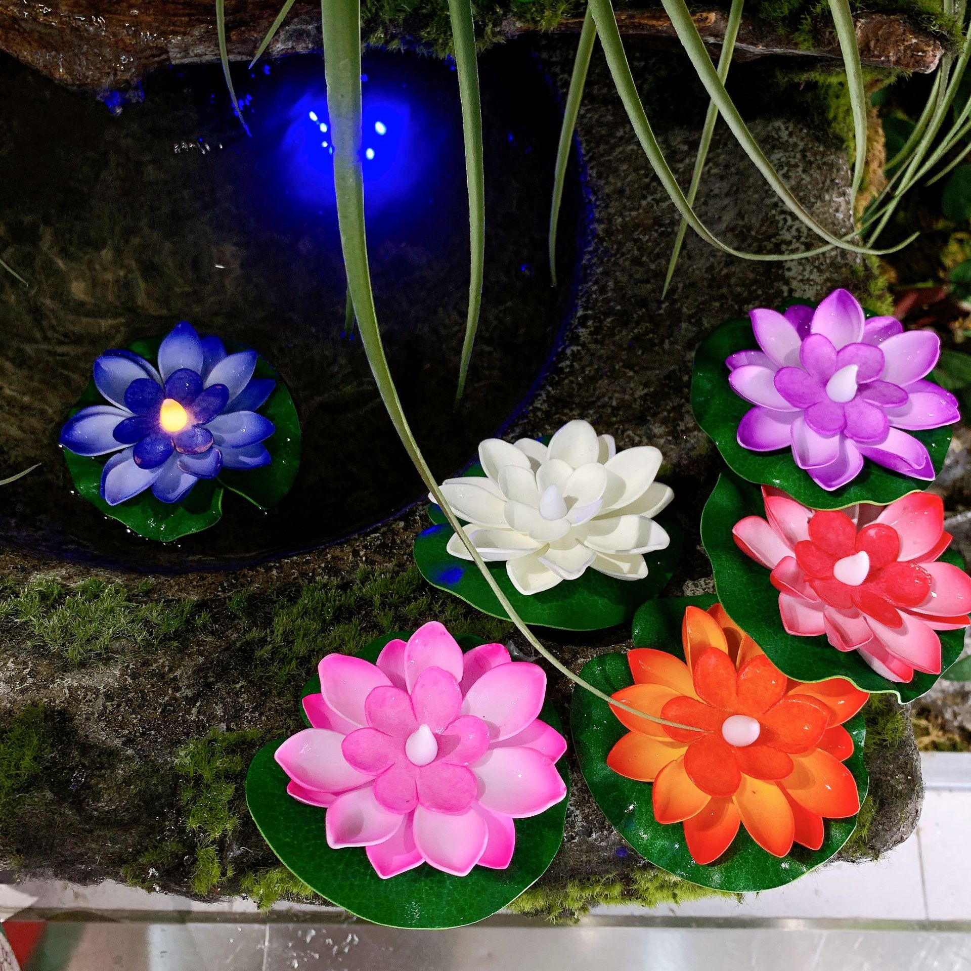 Lámpara LED Flotante de Flor de Loto de Plástico para Piscinas y Jardines