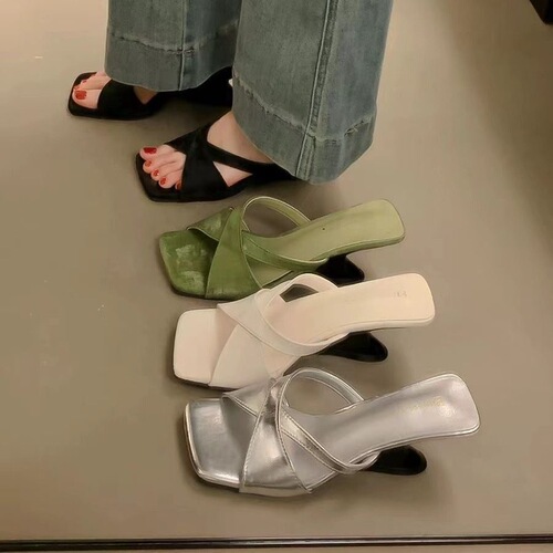 French high-heeled niche design sandals, 2025 new style, matches skirts, lifts the legs, shows long legs, square head, open-toe sandals