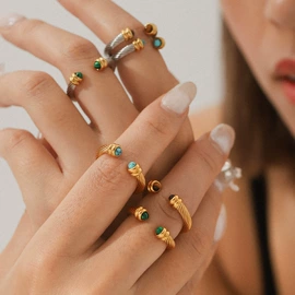 项链;戒指;耳环