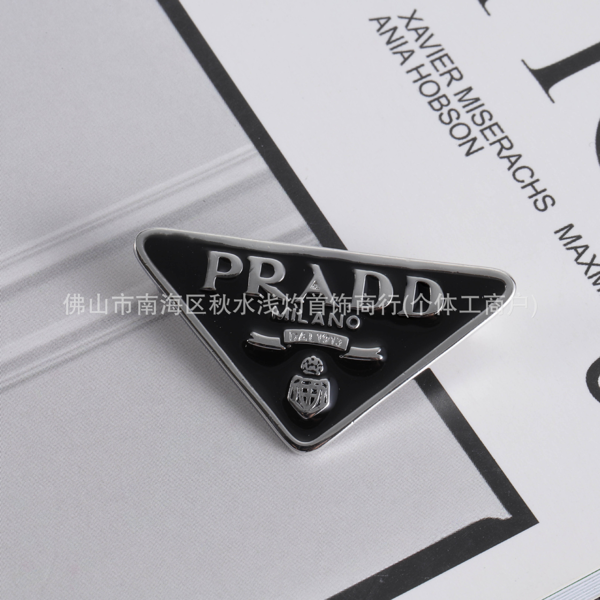 PUJIA 새 편지 거꾸로 삼각형 드롭 접착제 및 다이아몬드 황동 브로치 여성의 간단한 빛 럭셔리 코사이지 고급 가슴 장식