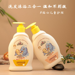 赤ちゃんのシャンプーは2つのセットを入浴します。